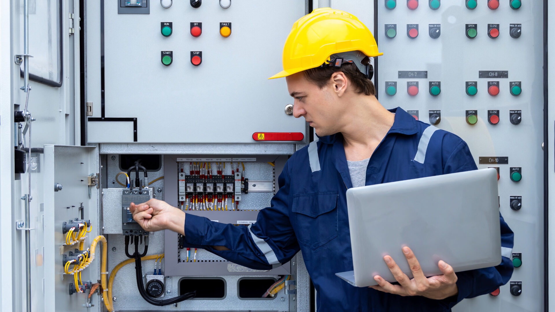 Director de automatización en piso de planta revisando indicadores de visibilidad operativa”