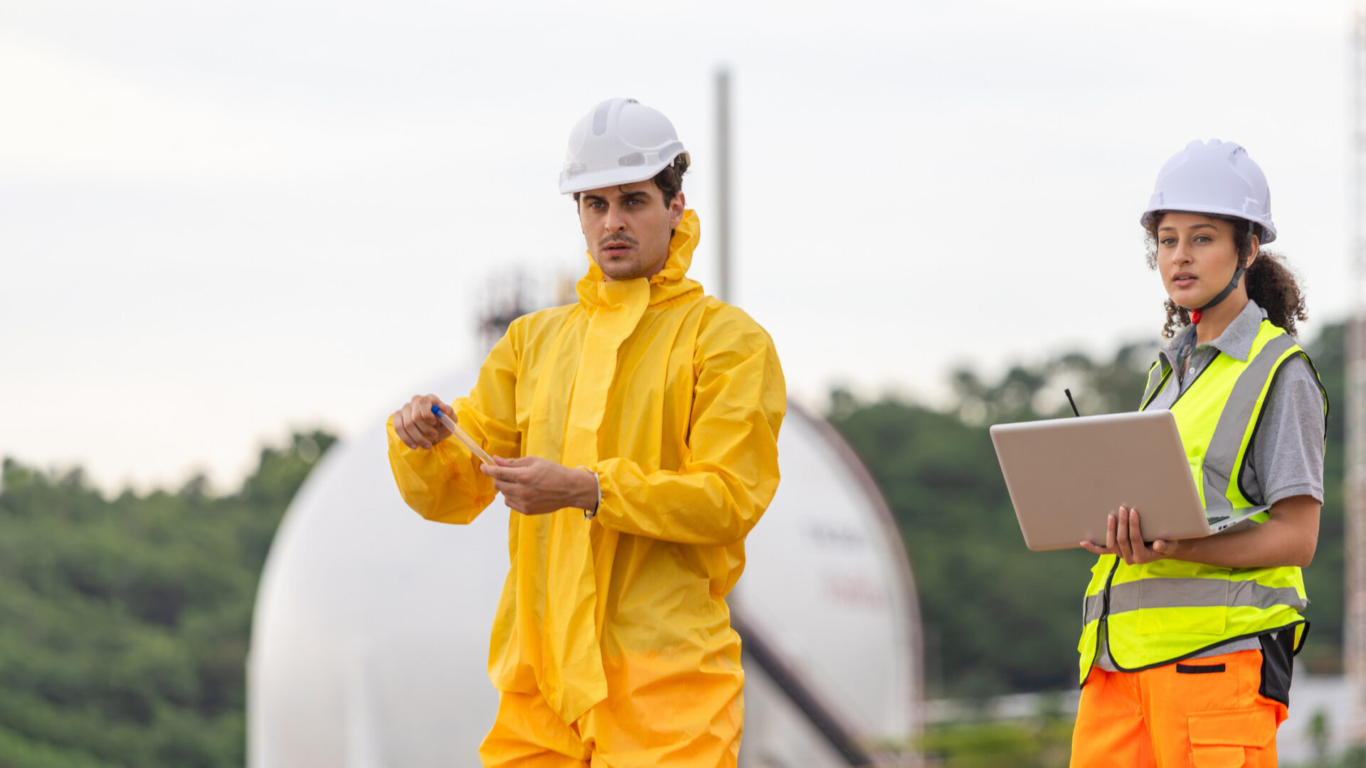 Ingeniero en Planta Industrial trabajando