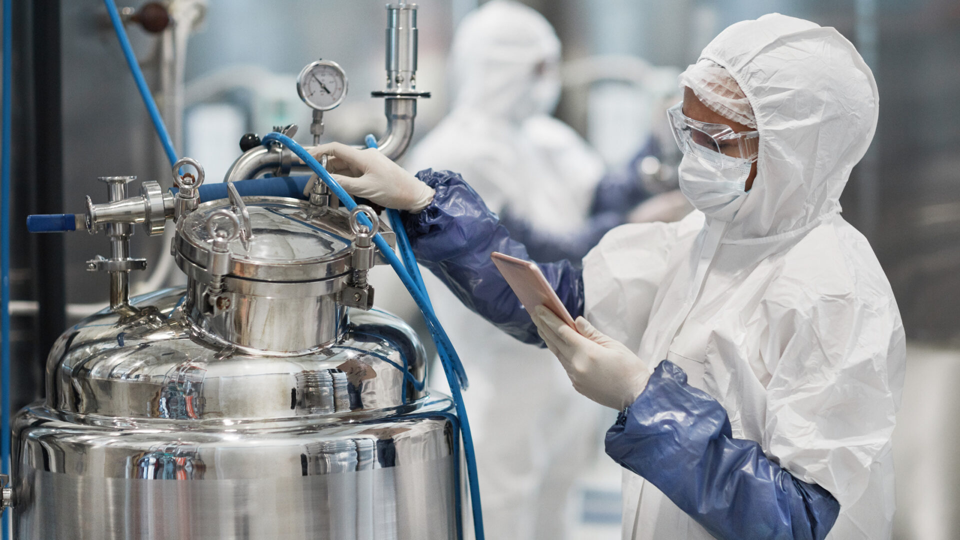 featured blog MOXIT (1) Ingeniero industrial revisando timeline de eventos de producción en sistema de mantenimiento predictivo de planta manufacturera argentina