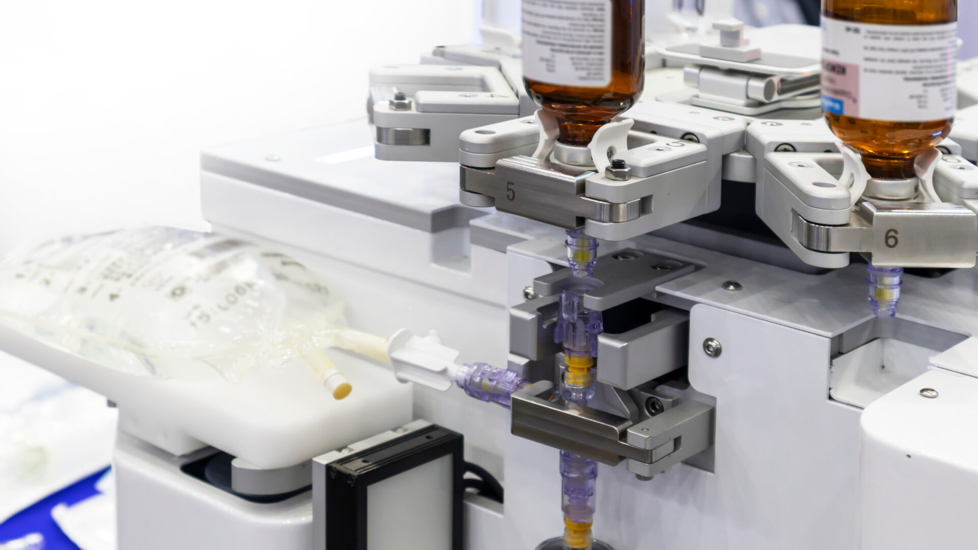 Checklist de trazabilidad industrial en planta farmacéutica con sistema de registro digital de lotes y parámetros de proceso