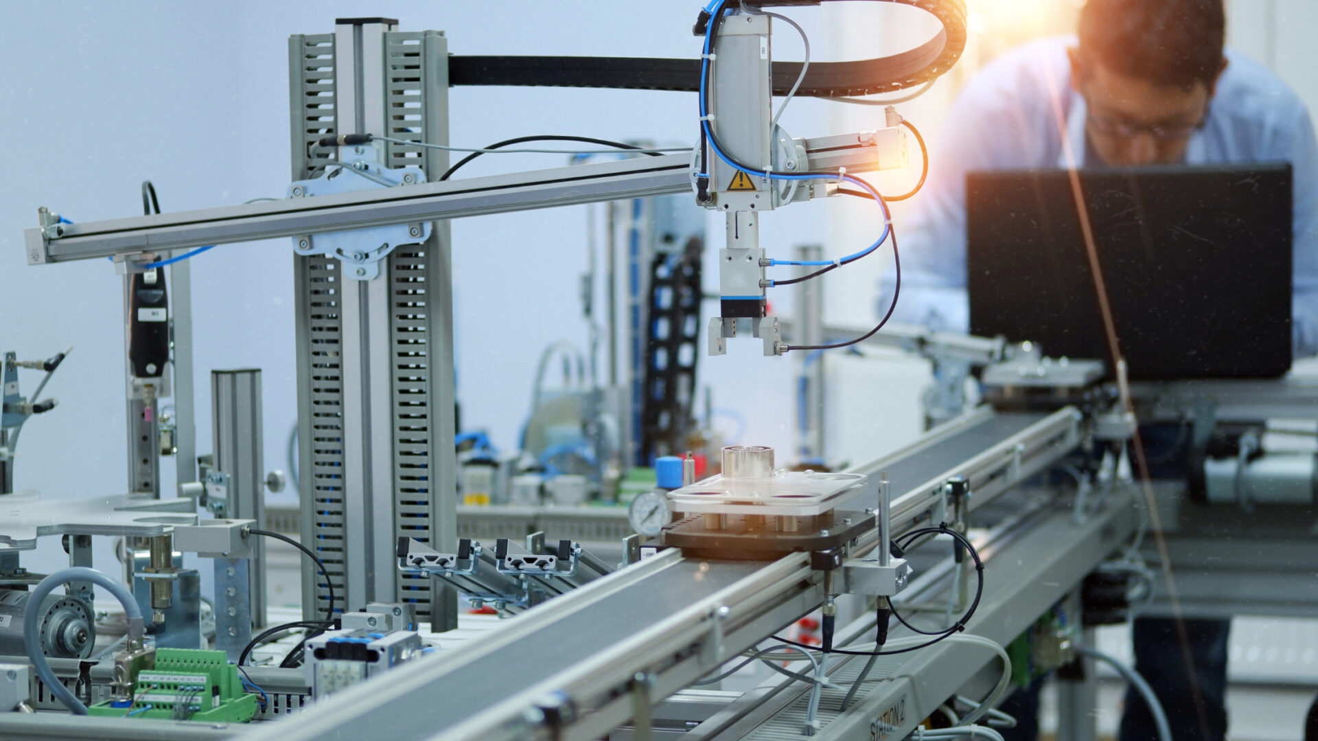 Panel de control industrial con múltiples gráficos en pantalla de planta de manufactura