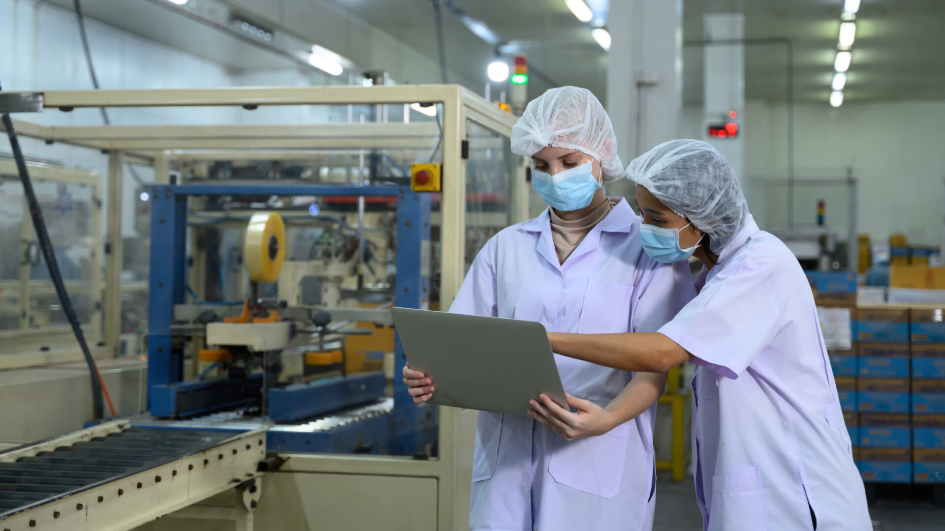 Dos líneas de producción paralelas en planta industrial con tableros de control distintos