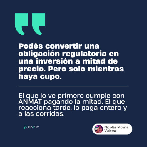 Placa con la frase "Podés convertir una obligación regulatoria en una inversión a mitad de precio" y el mensaje sobre cumplir con ANMAT utilizando el Kit 4.0 para financiar proyectos de automatización y trazabilidad en laboratorios farmacéuticos.