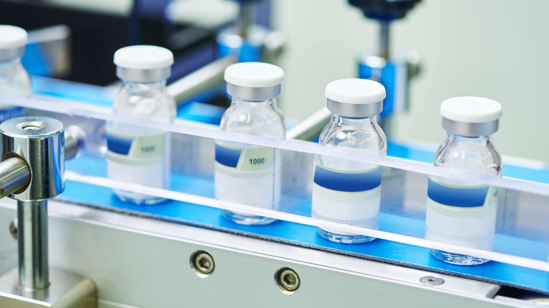 Línea automatizada de producción farmacéutica con viales de medicamentos, representando la implementación de la Disposición ANMAT 2891/2026 sobre identificación y trazabilidad mediante códigos bidimensionales.