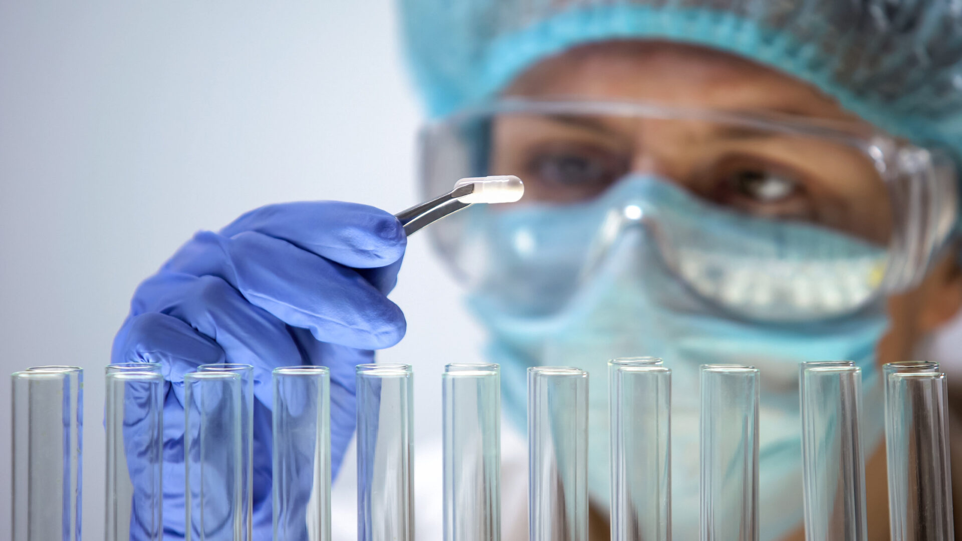 IA en la industria farmacéutica: del piloto a la operación Imagen de industria farmacéutica: del piloto a la operación